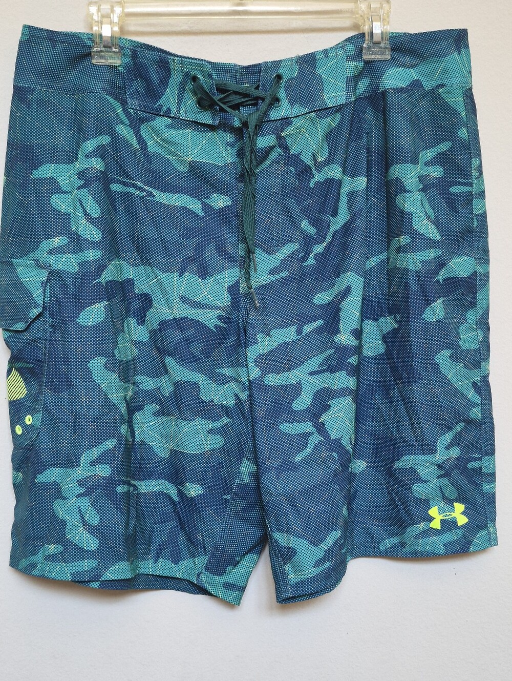 Under Armour Men’s Teal Camo Swim Trunks  Size 36